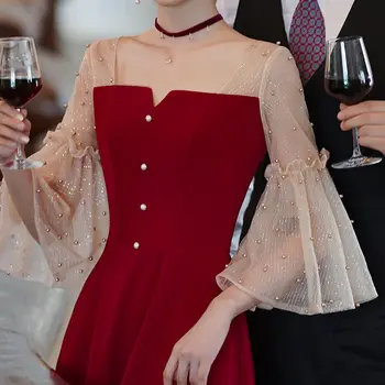 Gelin tost elbisesinde ince görünüyor yeni düğün nişan ziyafet yıllık toplantısı kırmızı elbiseyi kapıya kadar giyebilir