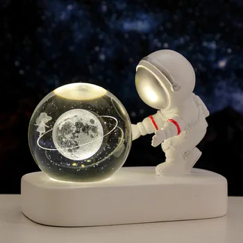 Yaratıcı Astronot Gece Lambası Kristal Top Aydınlık Taban Odası Masa Sanat Estetik Kawaii Ev Dekor Aksesuarları Figürler